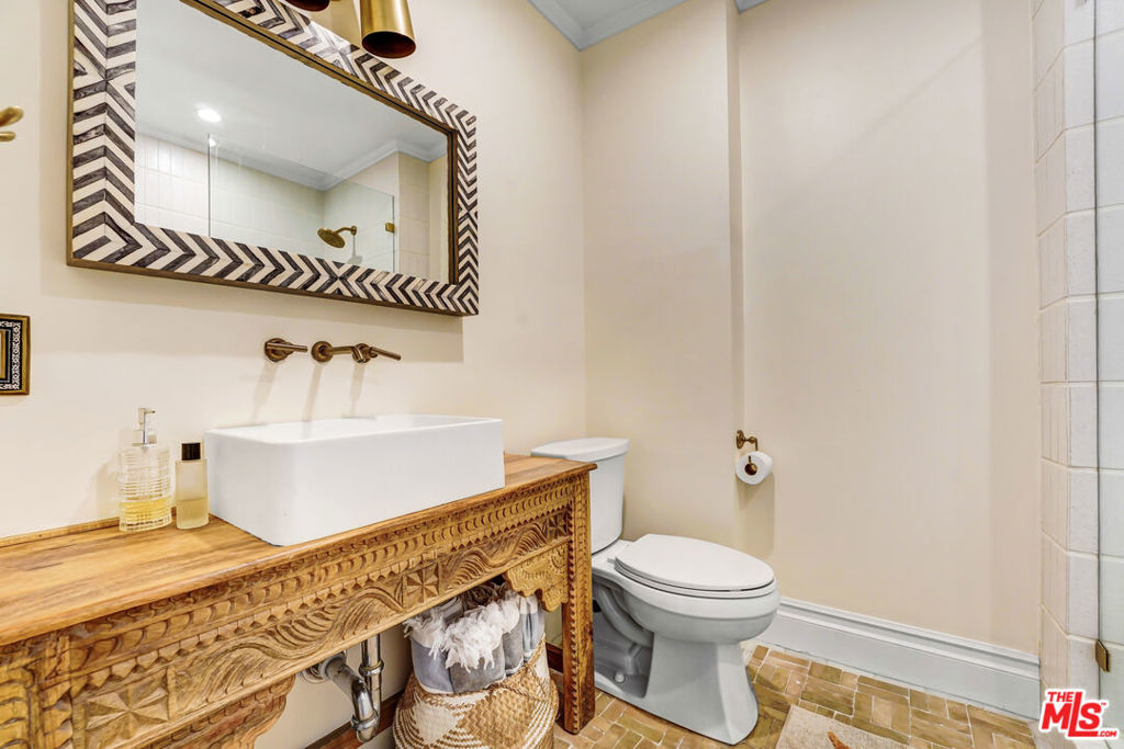 2049 N Berendo Street