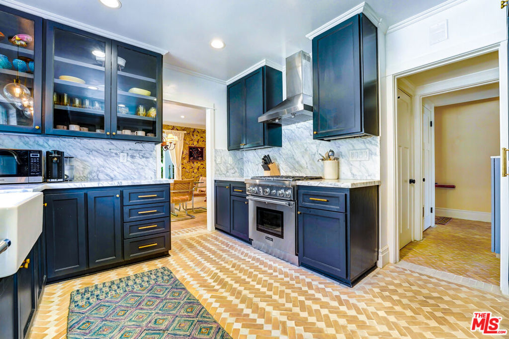 2049 N Berendo Street