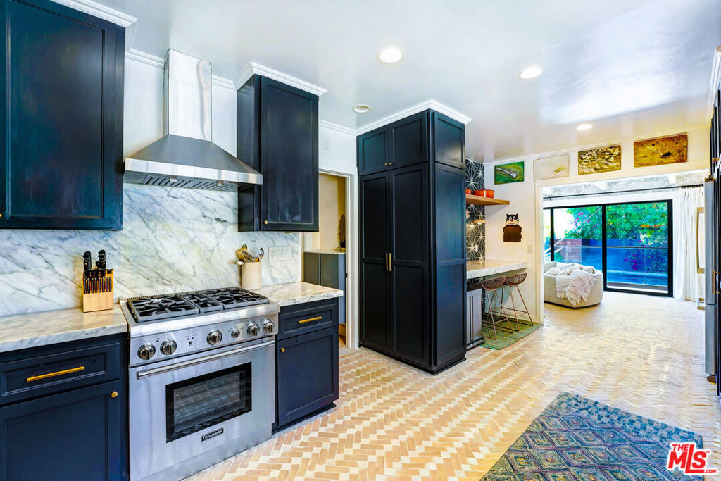 2049 N Berendo Street