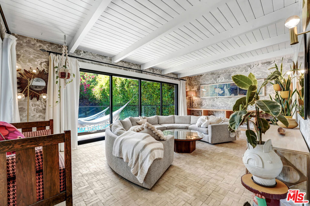 2049 N Berendo Street