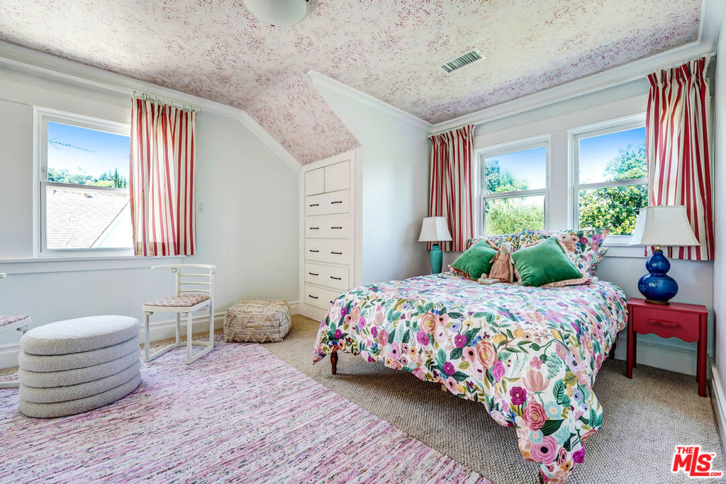 2049 N Berendo Street