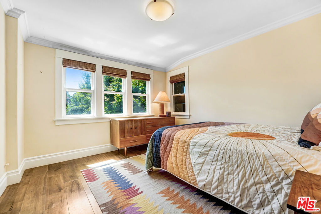 2049 N Berendo Street