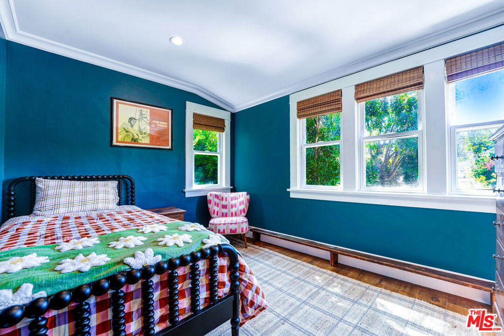 2049 N Berendo Street