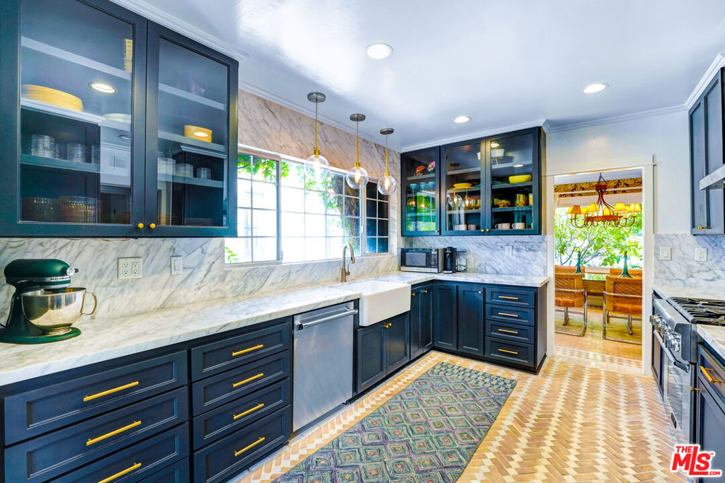 2049 N Berendo Street