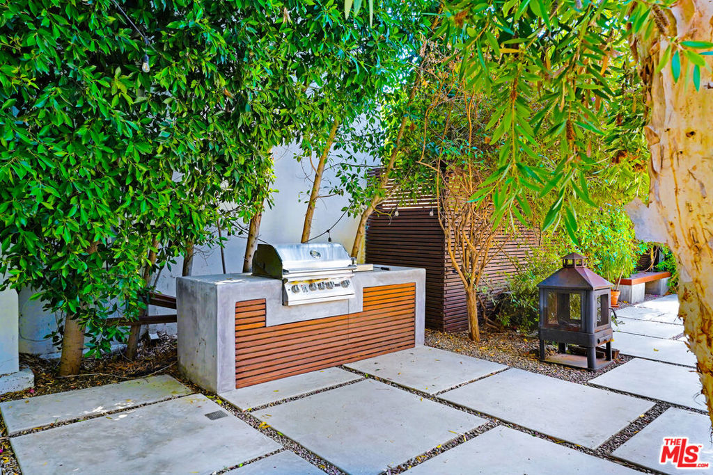 2049 N Berendo Street