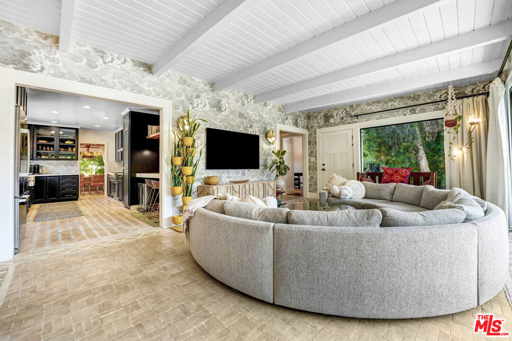 2049 N Berendo Street