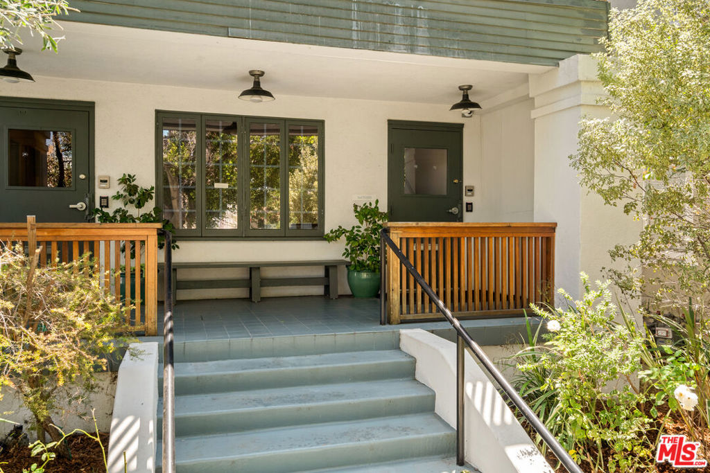 588 N Larchmont Boulevard 2A