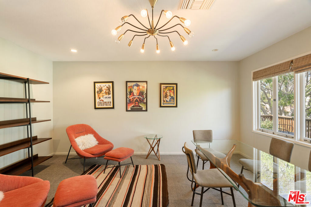 588 N Larchmont Boulevard 2A