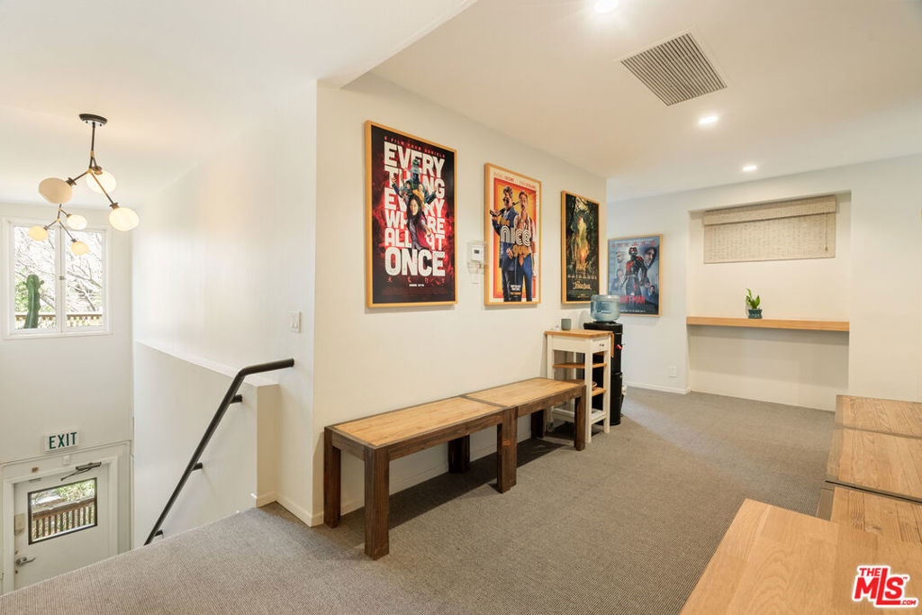 588 N Larchmont Boulevard 2A