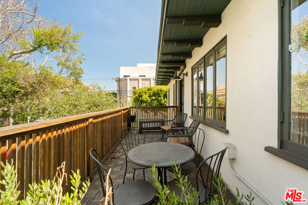 588 N Larchmont Boulevard 2A