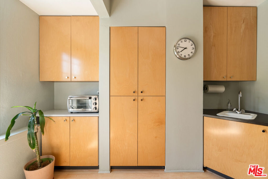 588 N Larchmont Boulevard 2A