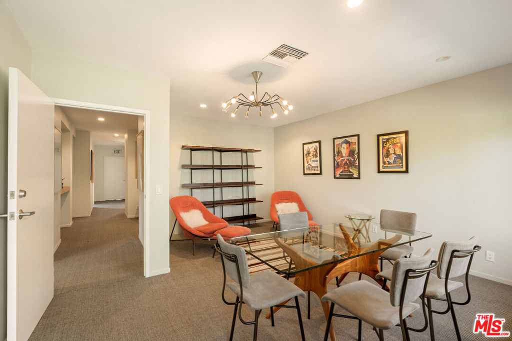 588 N Larchmont Boulevard 2A