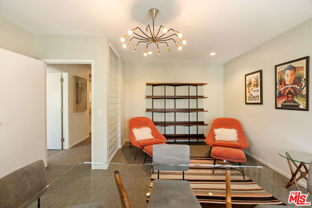 588 N Larchmont Boulevard 2A