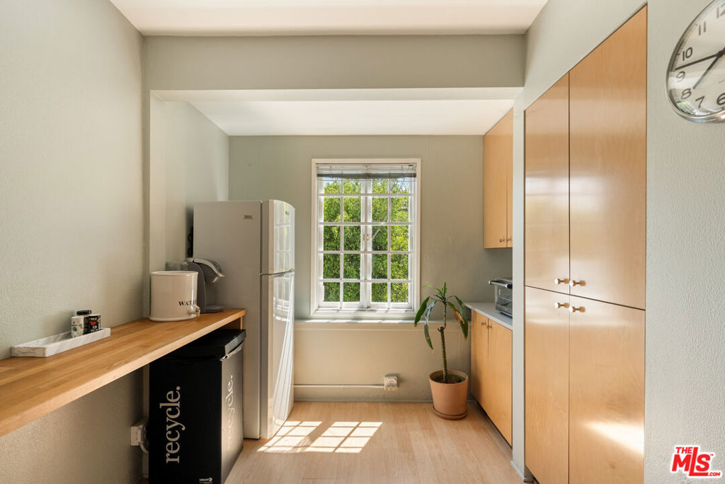 588 N Larchmont Boulevard 2A