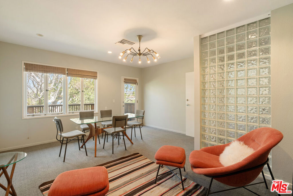 588 N Larchmont Boulevard 2A