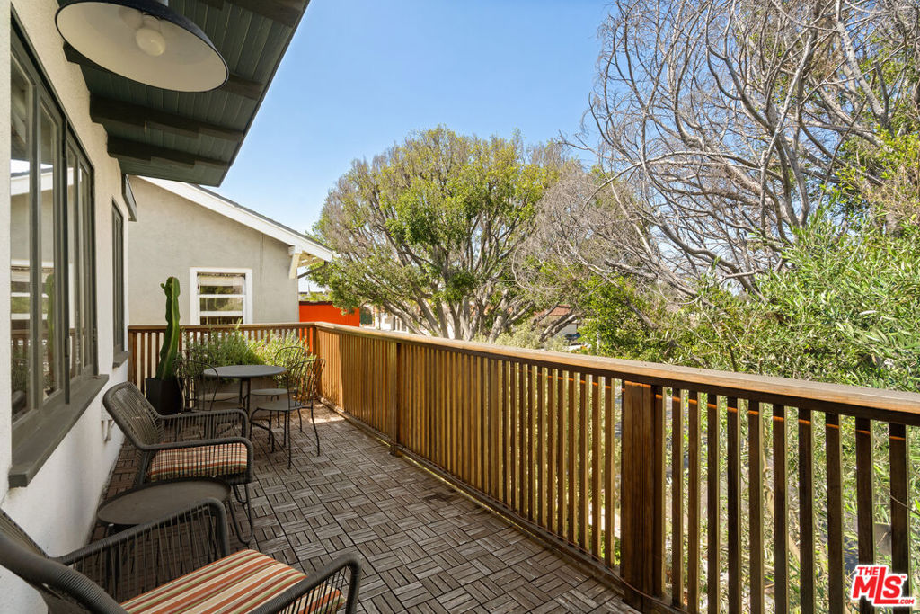 588 N Larchmont Boulevard 2A