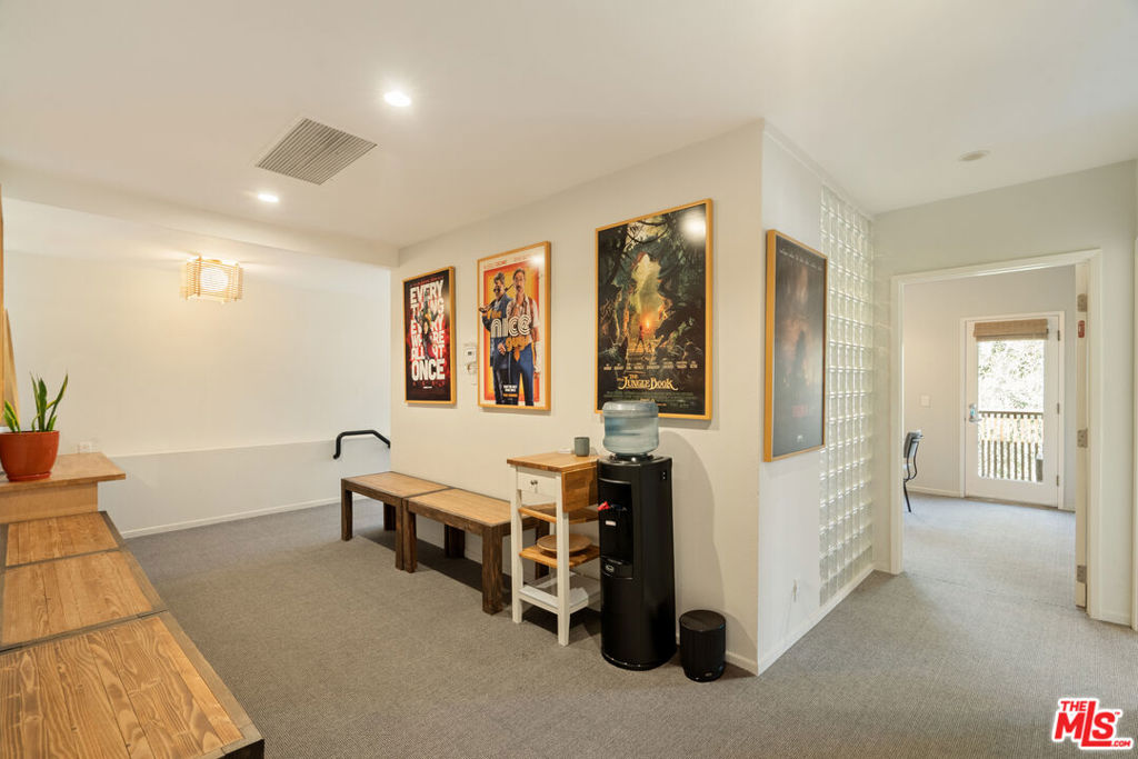 588 N Larchmont Boulevard 2A