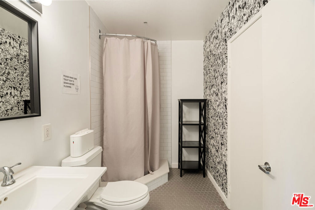 588 N Larchmont Boulevard 2A