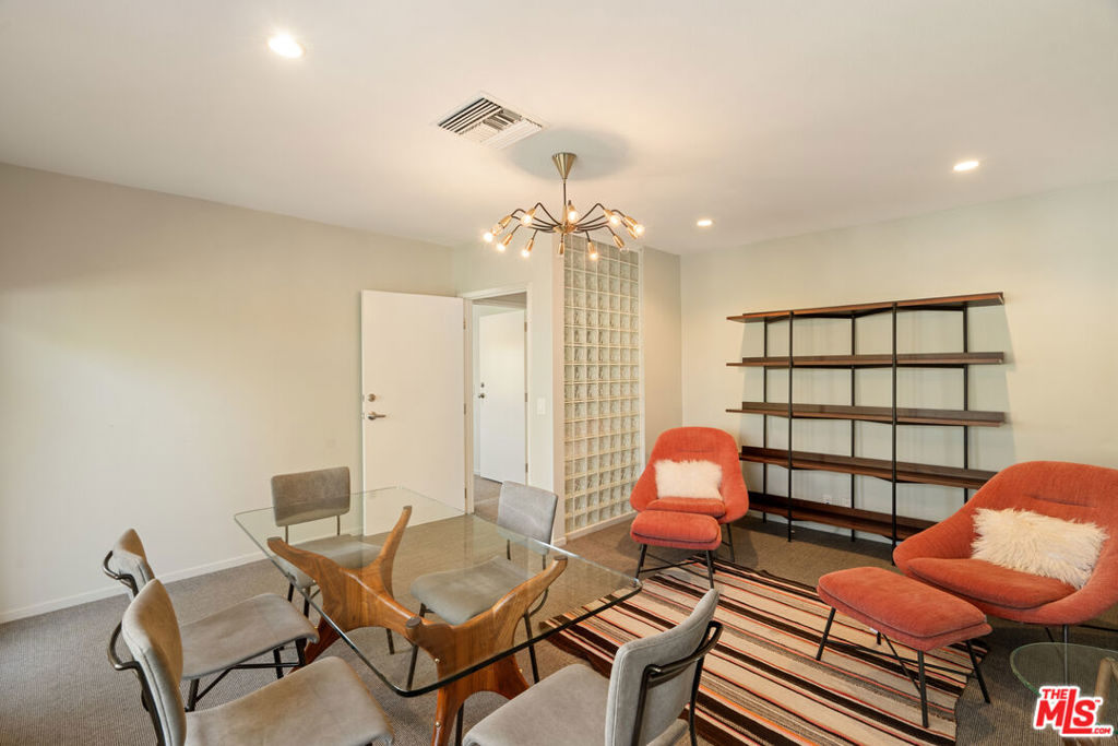 588 N Larchmont Boulevard 2A