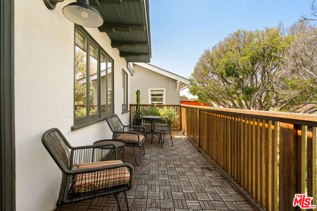 588 N Larchmont Boulevard 2A