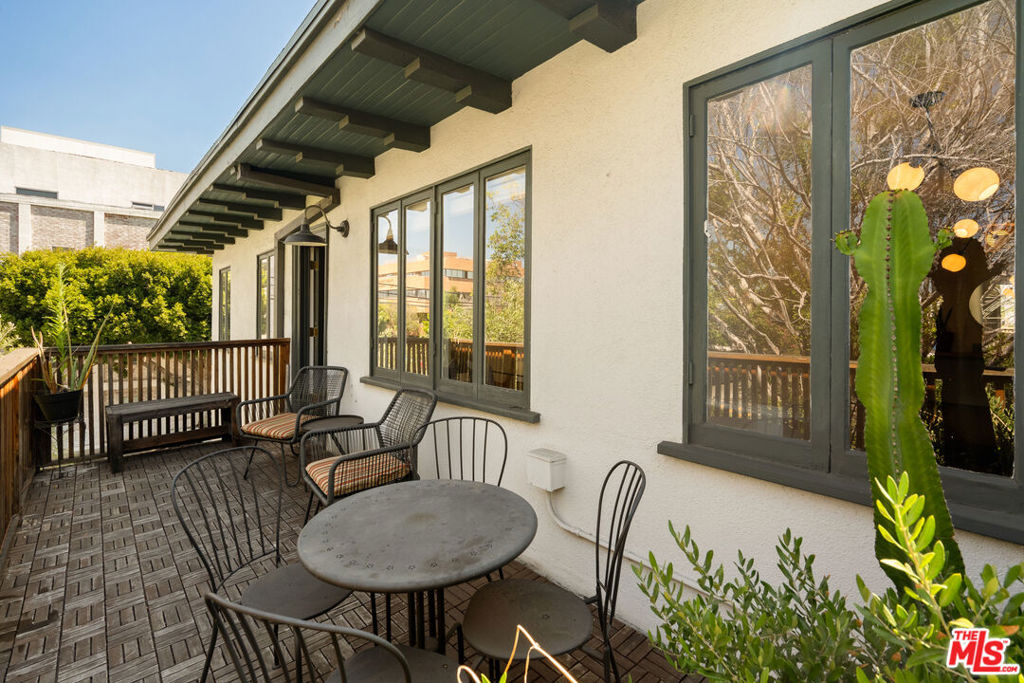 588 N Larchmont Boulevard 2A