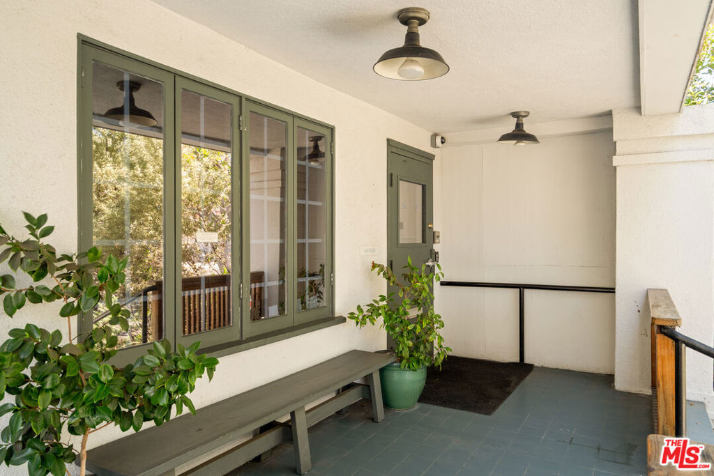 588 N Larchmont Boulevard 2A