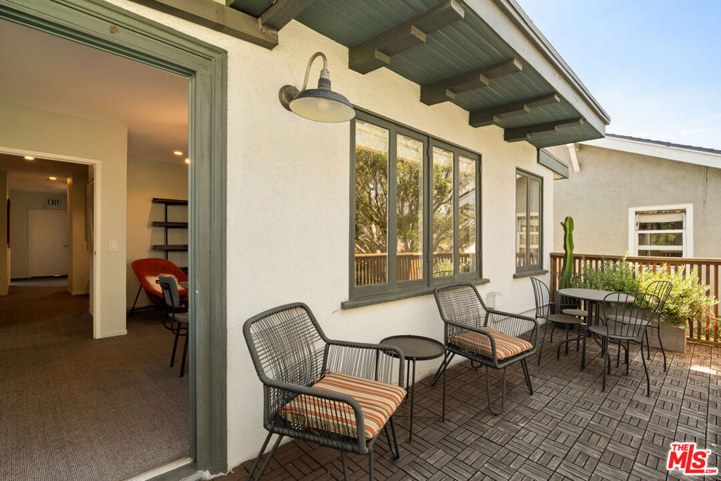 588 N Larchmont Boulevard 2A