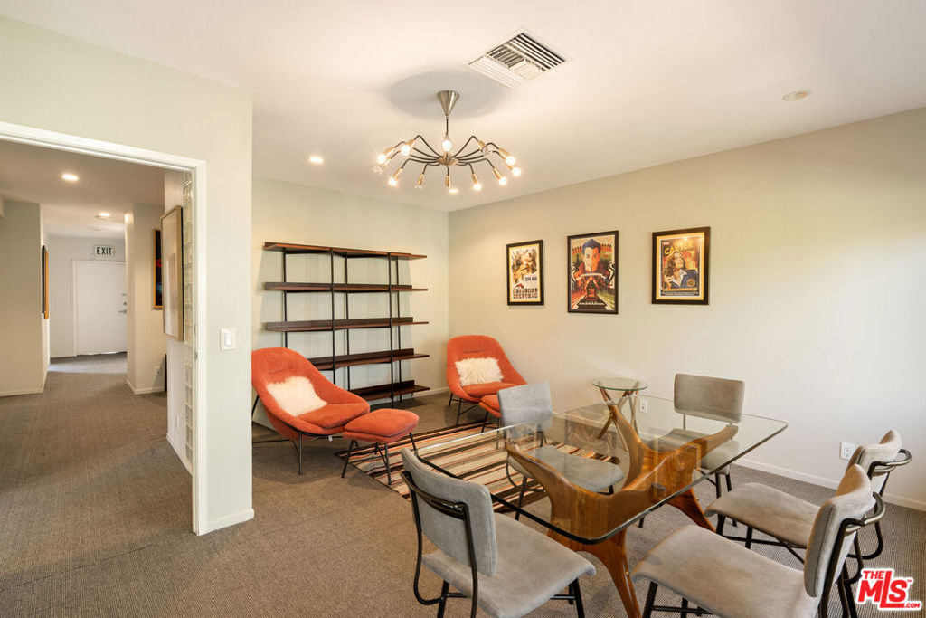 588 N Larchmont Boulevard 2A