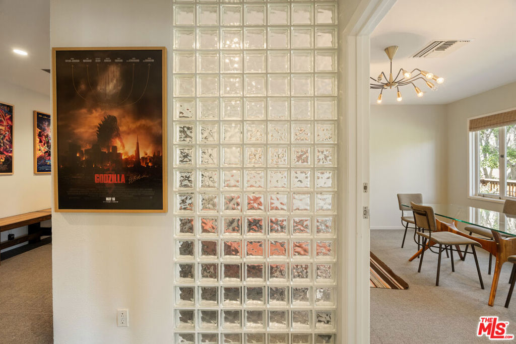 588 N Larchmont Boulevard 2A