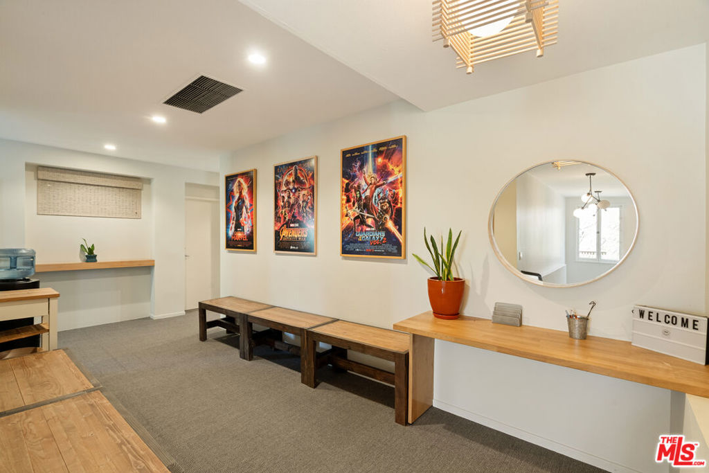 588 N Larchmont Boulevard 2A