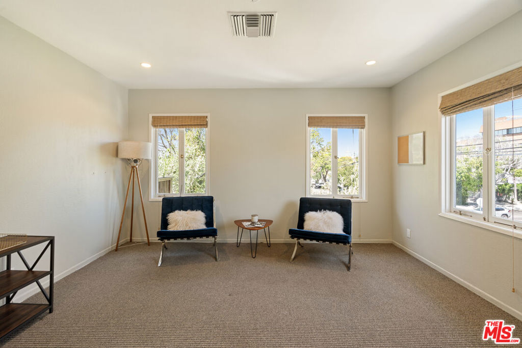 588 N Larchmont Boulevard 2B
