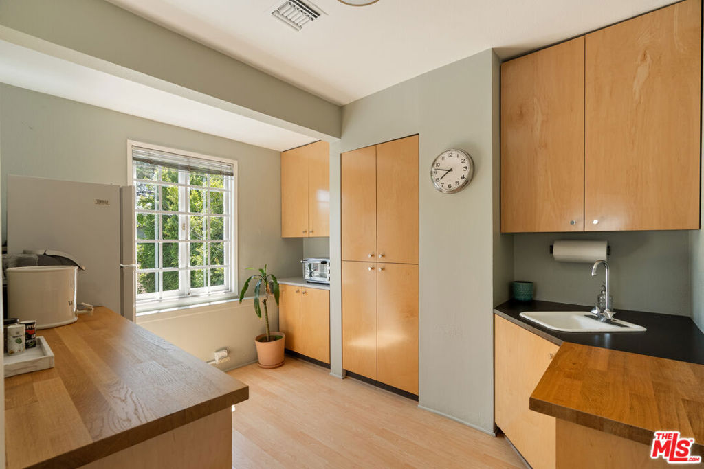 588 N Larchmont Boulevard 2B