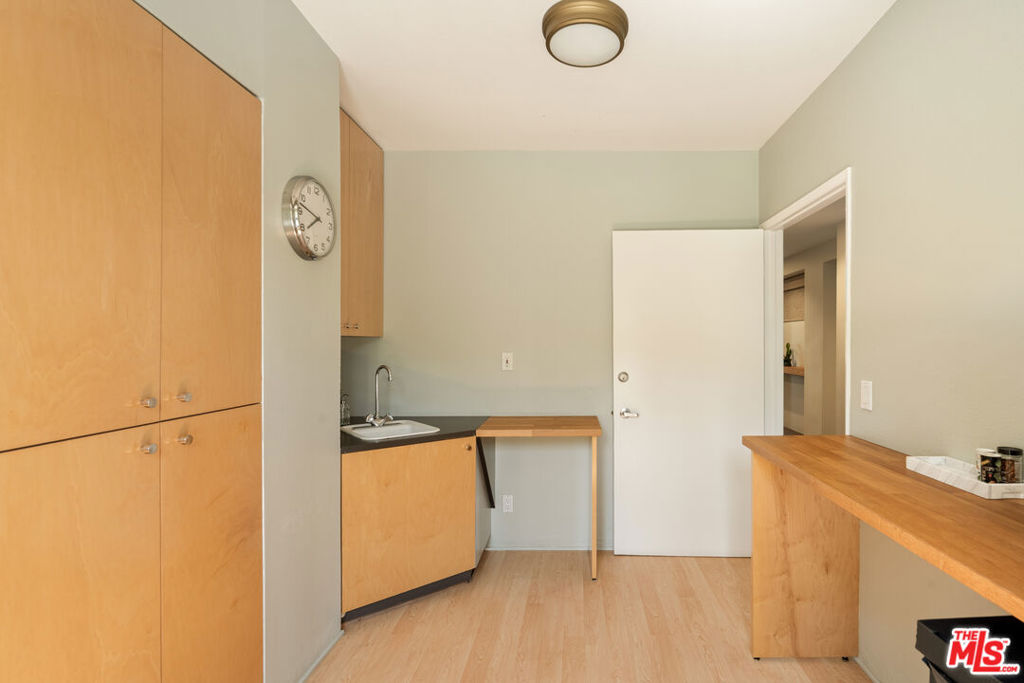 588 N Larchmont Boulevard 2B