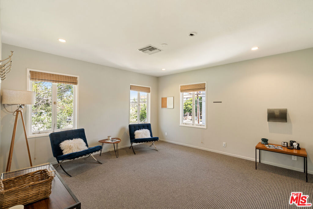 588 N Larchmont Boulevard 2B