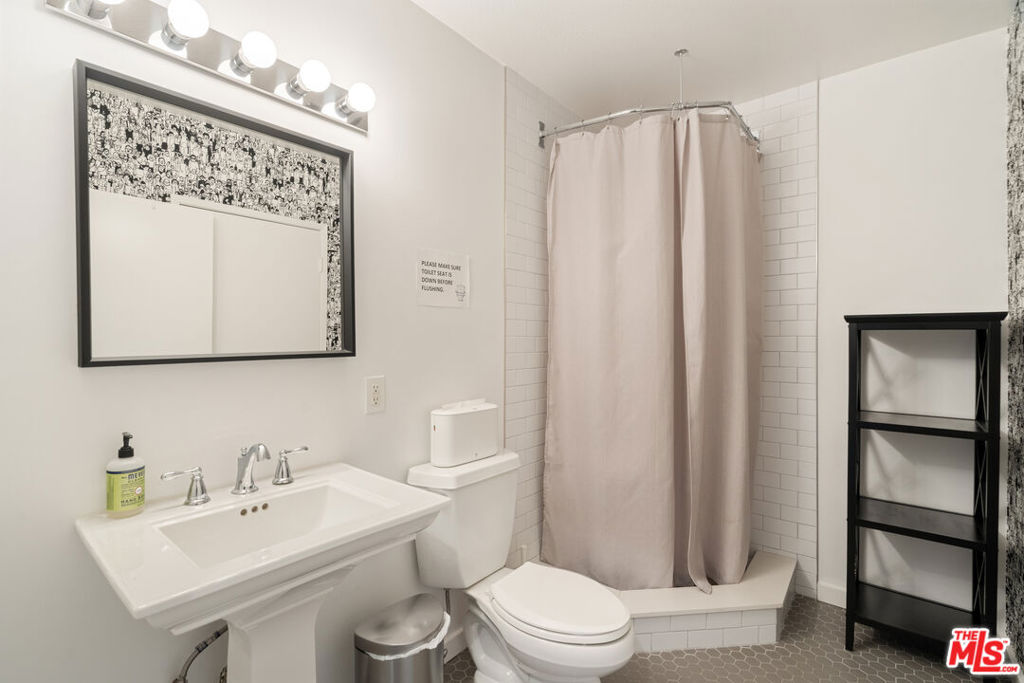 588 N Larchmont Boulevard 2C