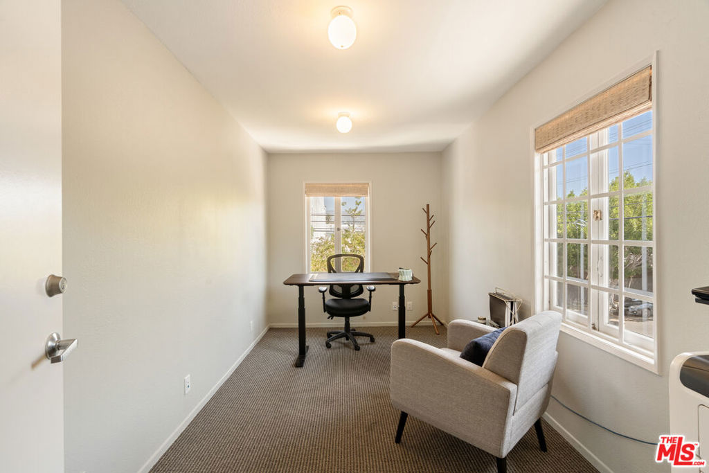 588 N Larchmont Boulevard 2C