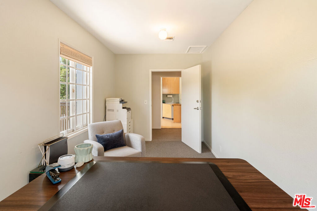 588 N Larchmont Boulevard 2C
