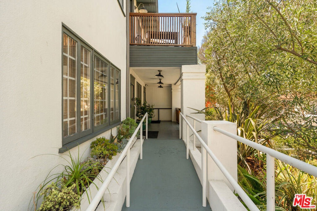 588 N Larchmont Boulevard 2C