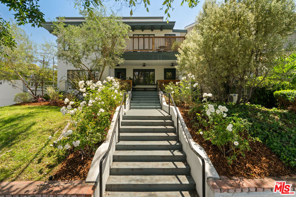 588 N Larchmont Boulevard 2C