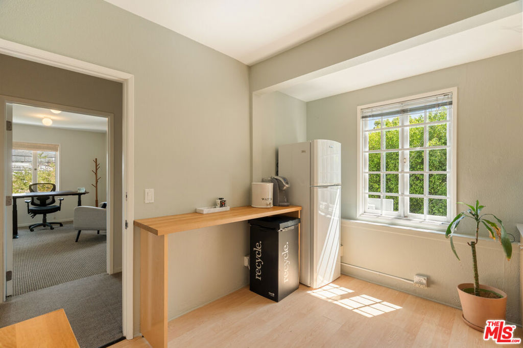 588 N Larchmont Boulevard 2C