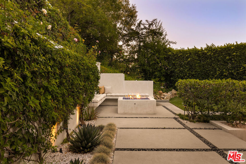 7350 Pacific View Drive