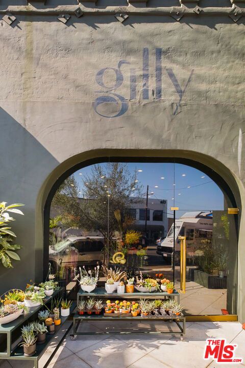 3924 W Sunset Boulevard 1