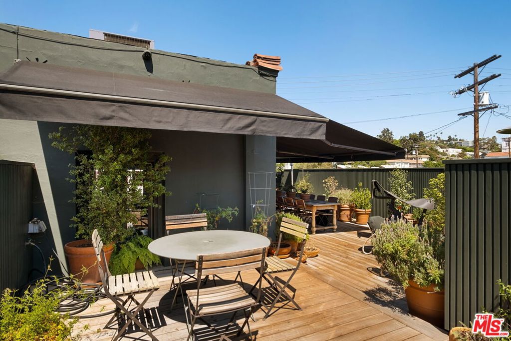 3924 W Sunset Boulevard 1