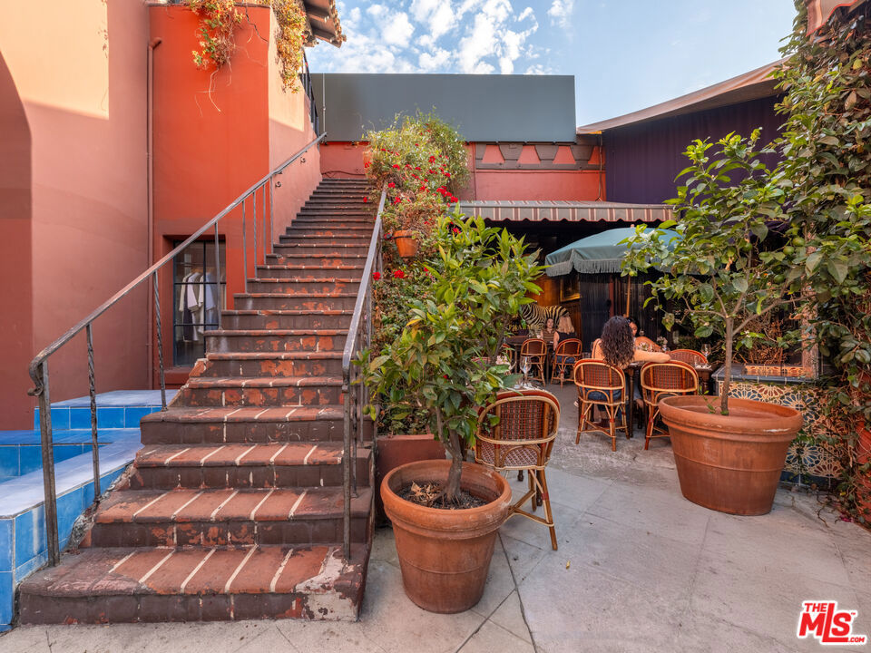 3924 W Sunset Boulevard 1