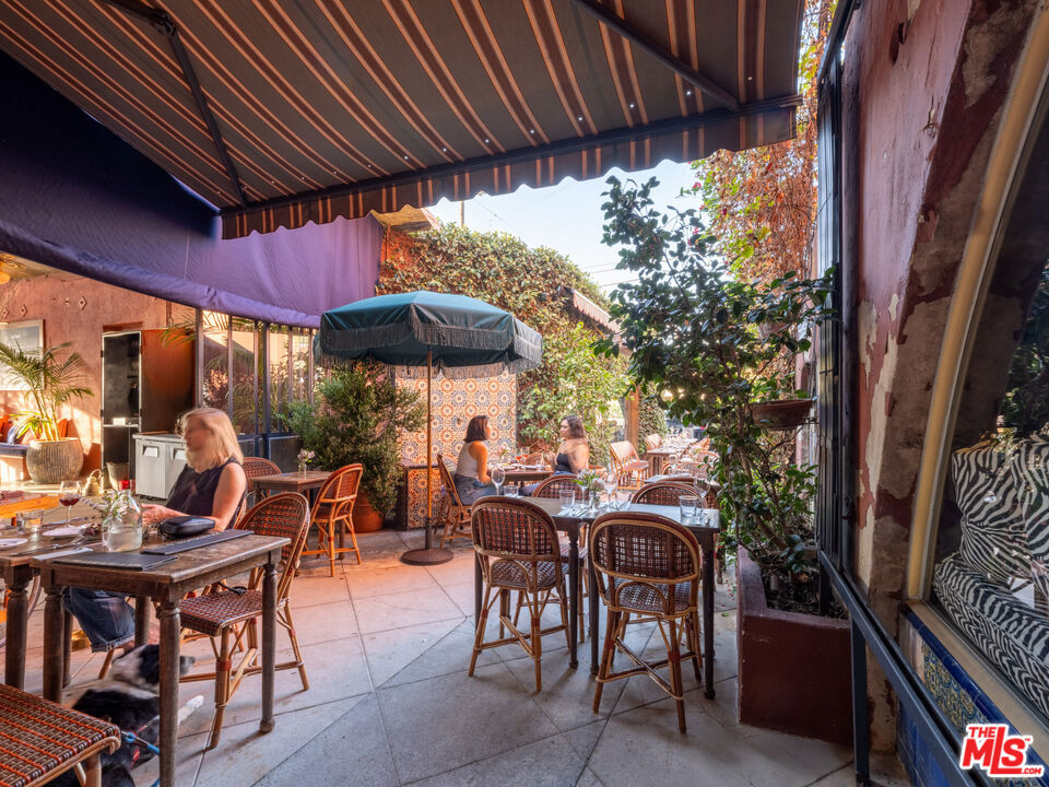 3924 W Sunset Boulevard 1