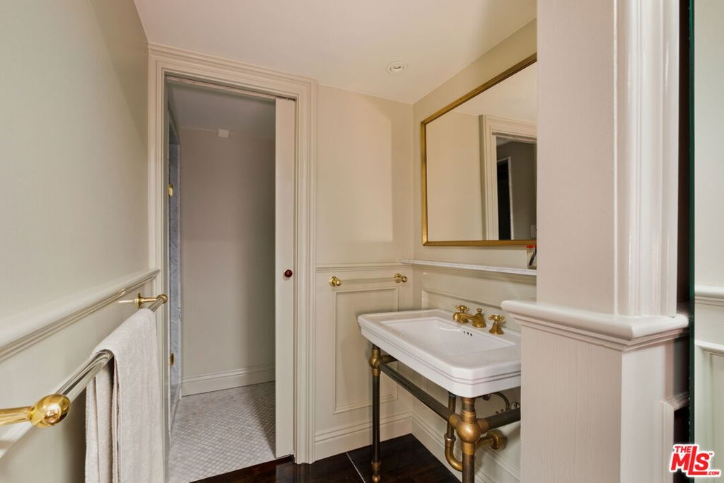 3924 W Sunset Boulevard 1