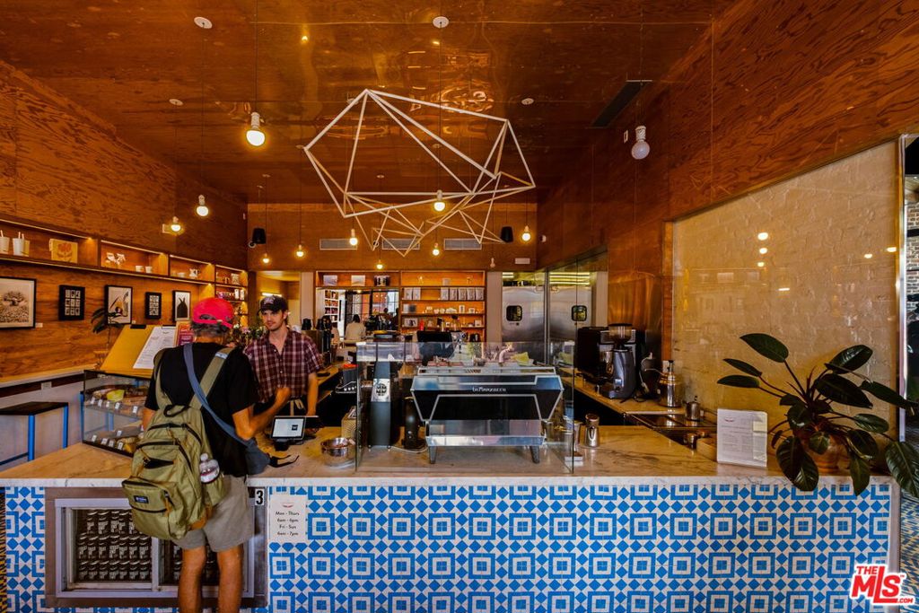 3924 W Sunset Boulevard 8