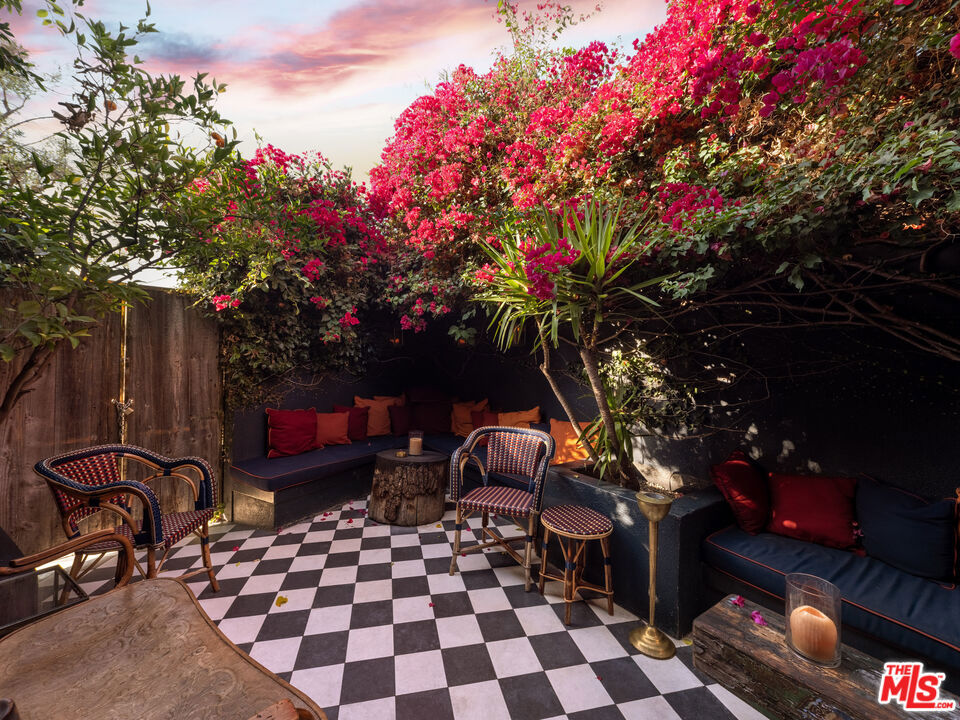 3924 W Sunset Boulevard 8