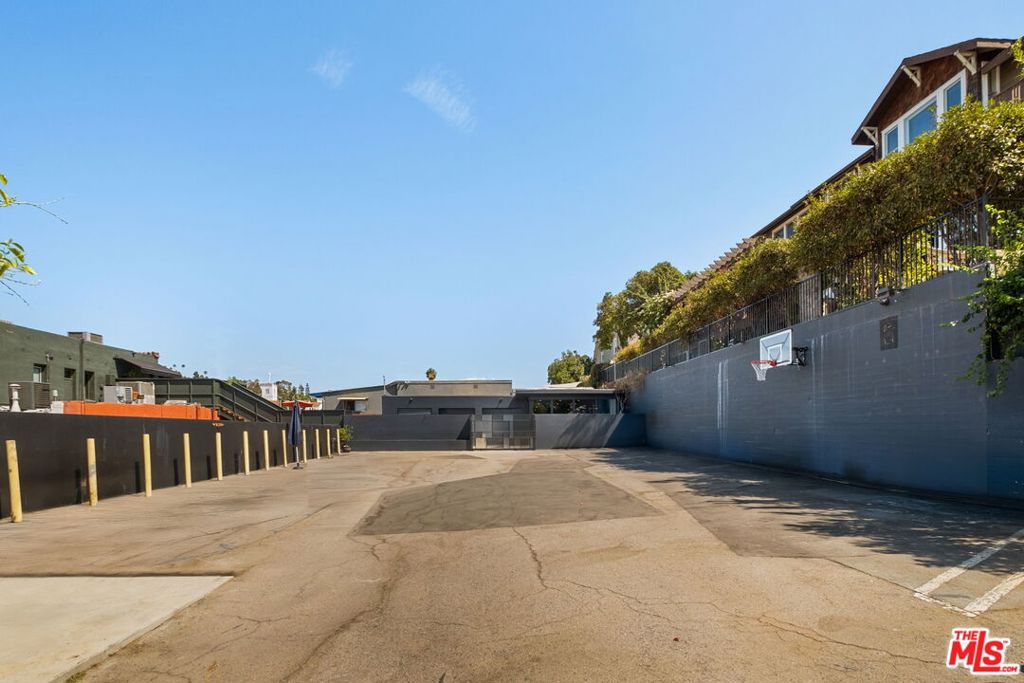3924 W Sunset Boulevard 8