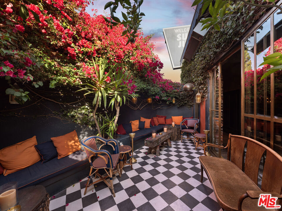 3924 W Sunset Boulevard 8